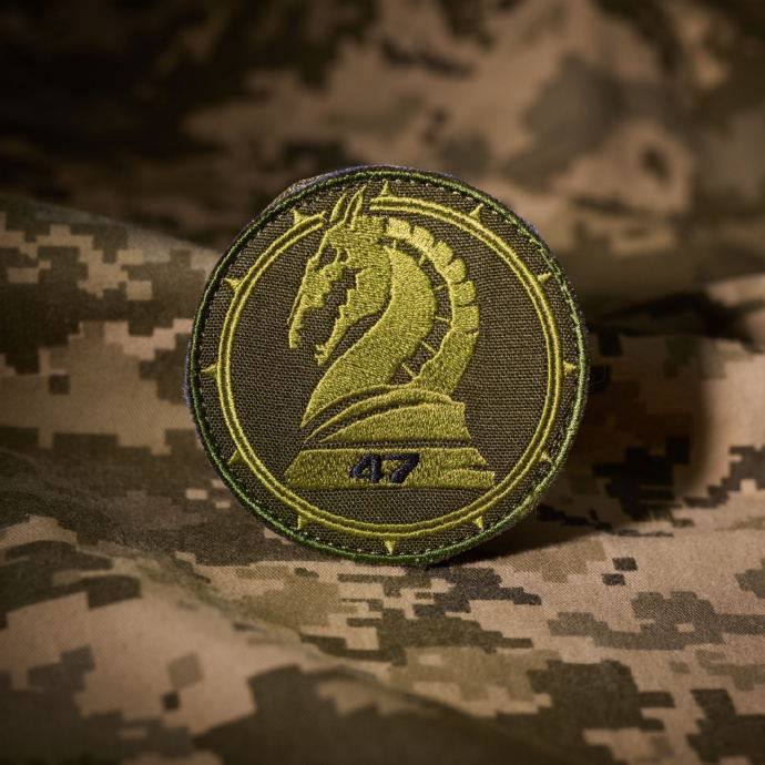 Vào tháng 10/2022, Tiểu đoàn đặc nhiệm 47 được mở rộng lên thành Lữ đoàn bộ binh cơ giới 47 và được đưa sang huấn luyện tại các quốc gia NATO. Về tổ chức biên chế của Lữ đoàn 47, được dập theo khung tổ chức biên chế của lữ đoàn bộ binh cơ giới khối NATO (ảnh huy hiệu của Lữ đoàn 47). 