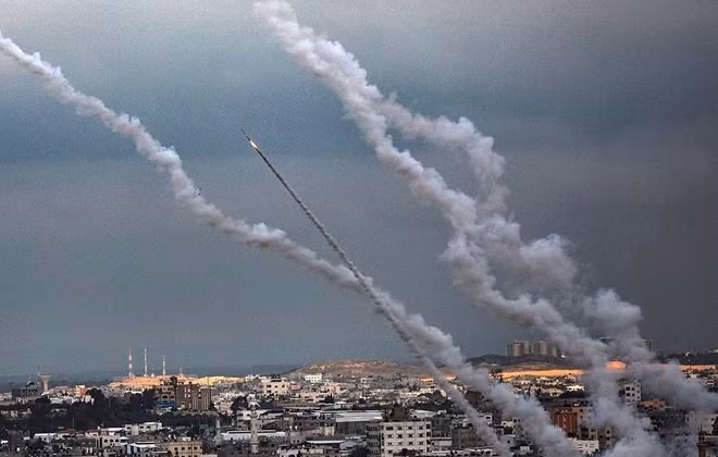 Lực lượng vũ trang Hamas tuyên bố đã bắn 5.000 quả rocket khi bắt đầu chiến dịch, những quả rocket này không phải là vũ khí công nghệ cao. Và theo những gì thế giới bên ngoài biết về Hamas trước đây, các bệ phóng tên lửa mà lực lượng này trang bị, thực chất là hàng nhái hoặc thậm chí là mẫu tự sản xuất.