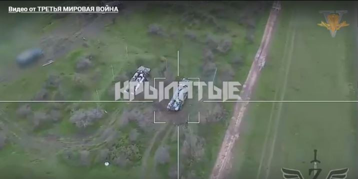 Đoạn video thứ hai cho thấy, quân Sư đoàn đổ bộ đường không số 7 của Quân đội Nga, cũng đã dùng UAV tự sát Lancet, phá hủy một bệ phóng của hệ thống phòng không S-300 của Quân đội Ukraine và làm hư hại nghiêm trọng một bệ phóng khác. 