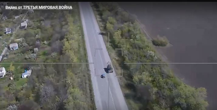 Đoạn video trên mạng cho thấy, một hệ thống phòng không Tor-M1 di chuyển dọc theo con đường trải nhựa vào ban ngày và nó dễ dàng biến thành con mồi cho UAV Lancet. UAV tự sát Lancet đã đánh trúng vào phía sau của hệ thống, nhưng nó vẫn có thể di chuyển được một đoạn trước khi dừng hẳn lại.