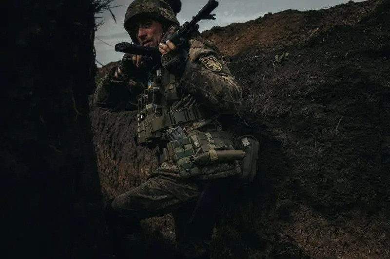 Nhưng nếu ở làng Konstantinople, nơi miệng “nút cổ chai”, AFU vẫn có thể đưa quân tiếp viện vào, thì ở Ulakly, tình hình của quân Ukraine nghiêm trọng hơn nhiều. Tuy nhiên, AFU tại đây vẫn chiến đấu, không đầu hàng; mặc dù họ biết rằng, số phận của họ sẽ giống như ở Ugledar gần đây.