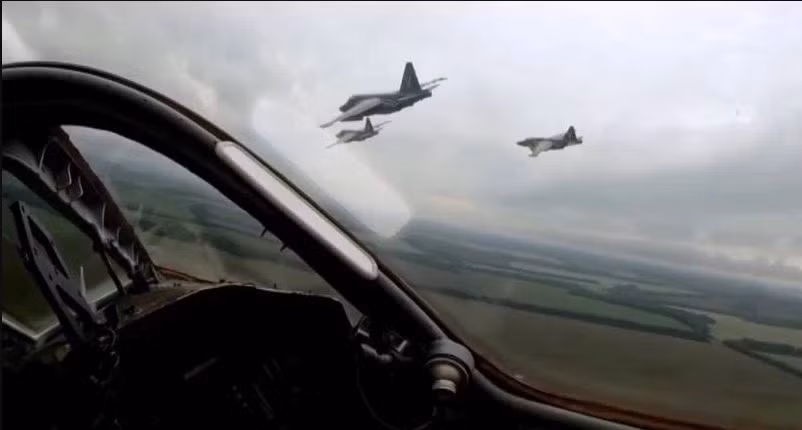 Bộ Quốc phòng Anh thừa nhận rằng, Không quân Nga ồ ạt sử dụng bom lượn có điều khiển, giúp máy bay Nga có thể tấn công các mục tiêu của Ukraine từ khoảng cách xa; do đó không có nguy cơ bị các hệ thống phòng không Ukraina đánh chặn.