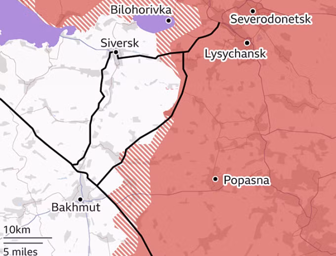 Bakhmut dù không phải là thành phố lớn, nhưng có tầm quan trọng về mặt chiến thuật, cho phép Nga kiểm soát một vùng lãnh thổ rộng lớn và tổ chức một cuộc tấn công theo cả hướng tây và đông. Tuy nhiên quân đội Ukraine vẫn kiểm soát nó bất chấp tuyên bố tổn thất lớn.