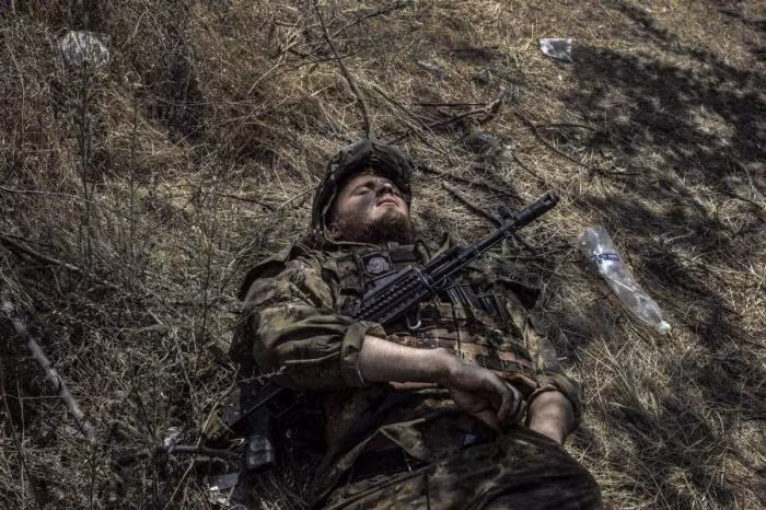 Dù sao thì Bakhmut cũng là khu vực cửa ngõ Donbass, ai tràn ngập được ở đây sẽ nắm thế chủ động trong cuộc chiến. Tuy nhiên, một tin xấu mới đây đã xuất hiện, do giao tranh ác liệt, số lượng thương vong ngày càng tăng, kèm theo đó là thời tiết lạnh giá và chăm sóc y tế không kịp thời, số binh sĩ thiệt mạng bắt đầu có dấu hiệu tăng cao.