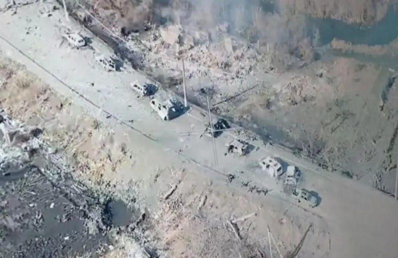 Kênh Rybar vủa Nga cho biết, quân Ukraine tiếp tục rút lui khỏi khu vực biên giới của tỉnh Kursk, tất cả những người lính này khi rút lui, phải đi bộ hàng chục km qua các cánh rừng, vì các tuyến đường chính đang bị quân Nga khống chế. Ngay cả khi họ rút được về lãnh thổ Ukraine, họ có thể vẫn đụng độ quân Nga, vì trước đó quân Nga đã tiến vào khu vực Sumy và chiếm làng Basivka . 