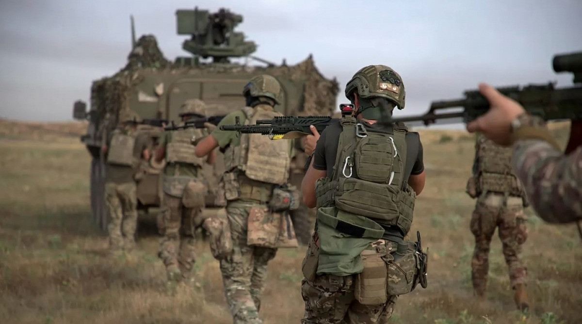 Vào ngày 6/8/2024, quân đội Ukraine (AFU) bất ngờ vượt biên giới, chiếm đóng vùng Kursk của Nga. Do đạt được cả hai yếu tố là giữ được bí mật và bất ngờ, AFU đã nhanh chóng chiếm được tới 1.200 km vuông lãnh thổ của Nga tại tỉnh Kursk, bắt giữ một số tù binh Nga.