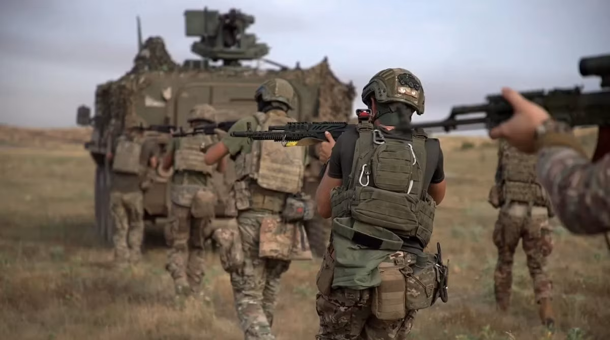 Vào ngày 6/8/2024, quân đội Ukraine (AFU) bất ngờ vượt biên giới, chiếm đóng vùng Kursk của Nga. Do đạt được cả hai yếu tố là giữ được bí mật và bất ngờ, AFU đã nhanh chóng chiếm được tới 1.200 km vuông lãnh thổ của Nga tại tỉnh Kursk, bắt giữ một số tù binh Nga.