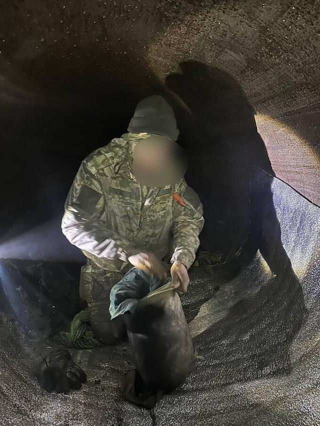 Kết quả là những người lính Ukraine ở Kursk đã bị mắc kẹt trong một vòng vây, và sau chiến dịch huyền thoại của lính đặc nhiệm Nga đã xâm nhập vào phía sau lưng của đối phương, thông qua đường ống dẫn khí, khiến những người lính Ukraine hoảng sợ bỏ chạy; 