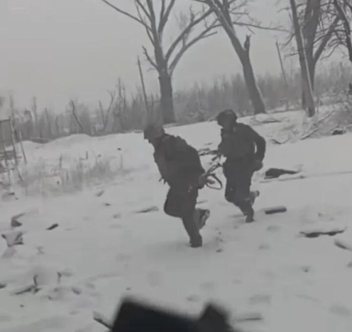 Việc binh lính Ukraine ở Kursk “mạnh ai nấy chạy” không có gì đáng ngạc nhiên, khi lãnh đạo lãnh đạo Kiev bất chấp tình hình khó khăn tại "đầu cầu Kursk", đã ra lệnh giữ vững vùng lãnh thổ bị chiếm đóng cho đến phút cuối cùng. 