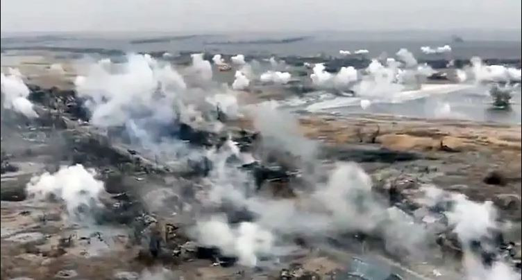 Avdiivka được coi là thành phố "pháo đài tiền đồn" ở miền đông Ukraine. Bắt đầu từ ngày 10/10, Quân đội Nga tổ chức tổng tiến công, tập trung vây ép tuyến phòng ngự hai bên sườn của Avdiivka. Truyền thông phương Tây cho biết, quân đội Nga và Ukraine đều phải trả giá đắt cho chiến dịch này. 