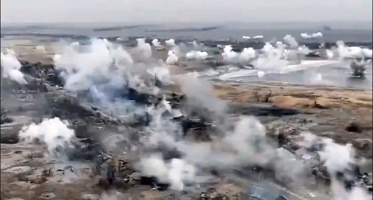 Avdiivka được coi là thành phố "pháo đài tiền đồn" ở miền đông Ukraine. Bắt đầu từ ngày 10/10, Quân đội Nga tổ chức tổng tiến công, tập trung vây ép tuyến phòng ngự hai bên sườn của Avdiivka. Truyền thông phương Tây cho biết, quân đội Nga và Ukraine đều phải trả giá đắt cho chiến dịch này. 