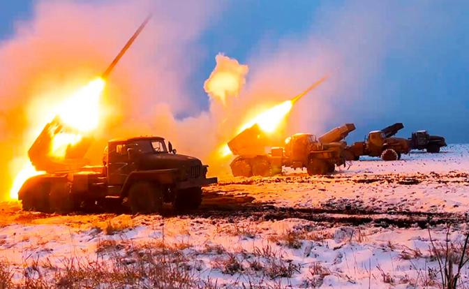 Trong khi đó, tờ Newsweek của Mỹ cũng đưa tin rằng, Quân đội Nga đang thắt chặt “giá treo cổ” xung quanh Avdiivka và kiểm soát hướng tiếp cận phía tây tới thành phố bằng hỏa lực, nhằm ngăn chặn quân tiếp viện của Ukraine vào thành phố. Còn theo truyền thông Mỹ, Quân đội Nga đã sử dụng chiến thuật ở Avdiivka tương tự khi chiếm Bakhmut hồi đầu năm nay.