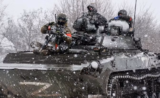 Theo hãng thông tấn UNIAN của Ukraine, dẫn lời chuyên gia quân sự Ukraine Alexander Kovalenko cho biết, Lữ đoàn bộ binh cơ giới số 57 được Quân đội Nga điều từ Bakhmut đang tiến về Avdiivka. Trước đó, Nga huy động 40.000 quân tấn công Akhadivka, nhưng số này không đủ để chiếm thành phố trước thời hạn mà Điện Kremlin đặt ra.