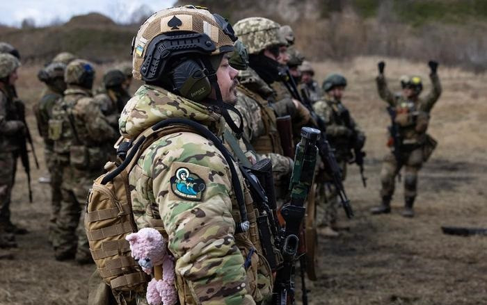 Dù tốc độ tiến quân của Nga ở Kurakhove đã chậm lại trong mấy ngày qua, nhưng mặt trận vẫn tiến về phía Ukraine, bởi thứ mà Quân đội Ukraine thiếu nhất không phải là là vũ khí mà chính là quân số; đặc biệt là binh lính được huấn luyện bài bản và có tinh thần chiến đấu cao.