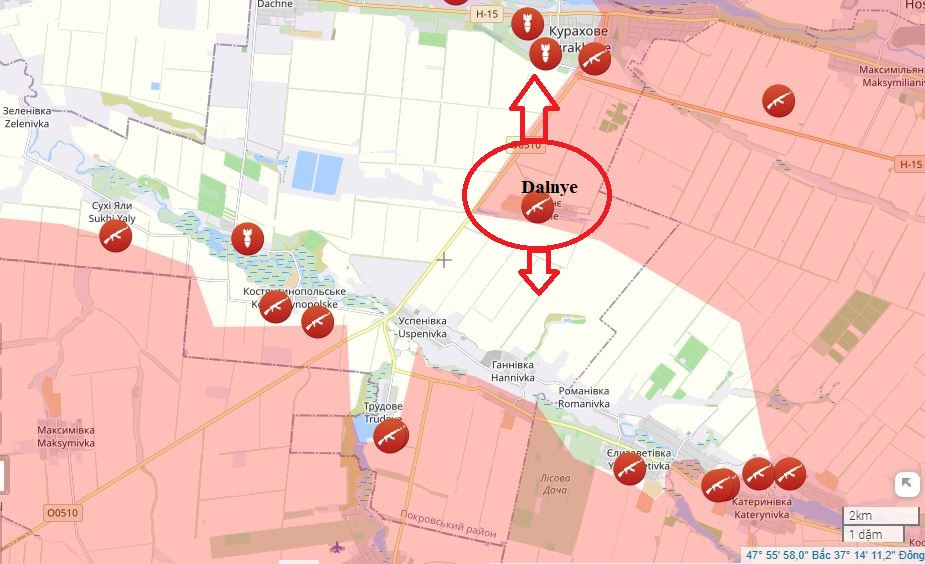 Ở phía nam Kurakhove, Quân đội Nga đã chiếm hoàn toàn làng Dalnye. Giờ đây, dù quân Nga chọn tấn công phía bắc hay phía nam từ Dalnye thì cũng sẽ đạt được kết quả to lớn. Đánh giá từ bản đồ chiến sự Liveuamap mới nhất, nếu tấn công về phía nam, quân Nga có thể bao vây hàng chục nghìn quân Ukraina ở tuyến phòng thủ dọc sông Sukhi Yaly. Còn tấn công về phía bắc, họ có thể đánh thẳng vào thành phố Kurakhove từ hướng nam. 