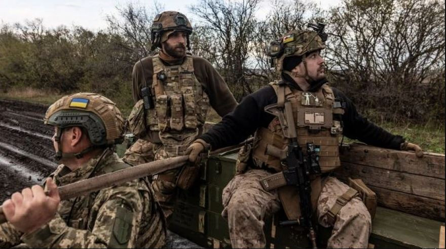 Điều này có nghĩa là ngay cả khi các đơn vị Ukraine đồn trú ở phía bắc Kurakhove, bắt đầu rút lui từ bây giờ, họ cũng sẽ chịu tổn thất rất lớn, do sự phong tỏa của hỏa lực Nga. Điều quan trọng là nếu lực lượng này rút, quân Nga không những sẽ chiếm đóng hoàn toàn phía bắc thành phố, mà còn tiến thẳng về phía tây Kurakhove, sau đó cắt đứt tuyến hậu cần hoặc đường rút lui của quân Ukraine trong thành phố Kurakhove.