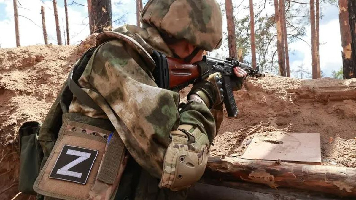 Sau khi tràn ngập Ocheretine, quân Nga đã tiến vào Novobakhmutovka từ hướng bắc, toàn bộ hệ thống phòng thủ được phía Ukraine xây dựng để đề phòng một cuộc tấn công từ phía đông được xây dựng trong suốt sáu tháng qua đã bị quân Nga nhanh chóng “dọn sạch”.