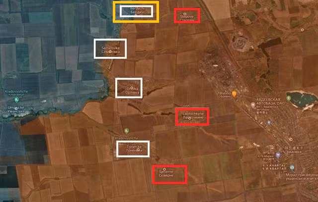 Sau khi quân Nga tràn ngập Avdiivka, Ocheretino là tiền đồn quan trọng của lực lượng phòng thủ Ukraine ở phía tây bắc Avdiivka. Kế hoạch chiếm Ocheretino của Nga dự kiến sau khi họ chiếm 7 ngôi làng ở phía tây Avdiivka. Kế hoạch trên của Nga thực sự đúng, nếu không bị sa lầy ở làng Berdychi.