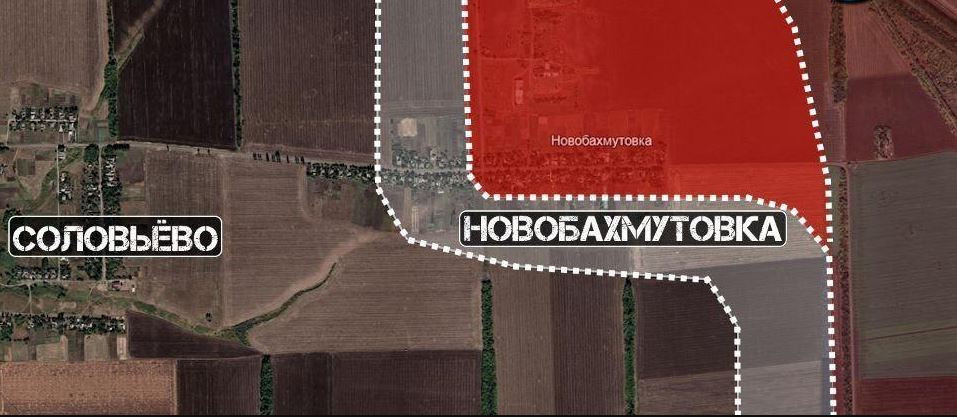 Trước đó Quân đội Ukraine đã xây dựng hệ thống phòng ngự ở Ocheretino theo cách rất độc đáo. Vì thực tế không có tòa nhà cao tầng nào trong khu làng nhỏ này, nên Quân đội Ukraine đã không thể biến nó thành một khu vực phòng ngự kiên cố như kiểu Avdiivka.