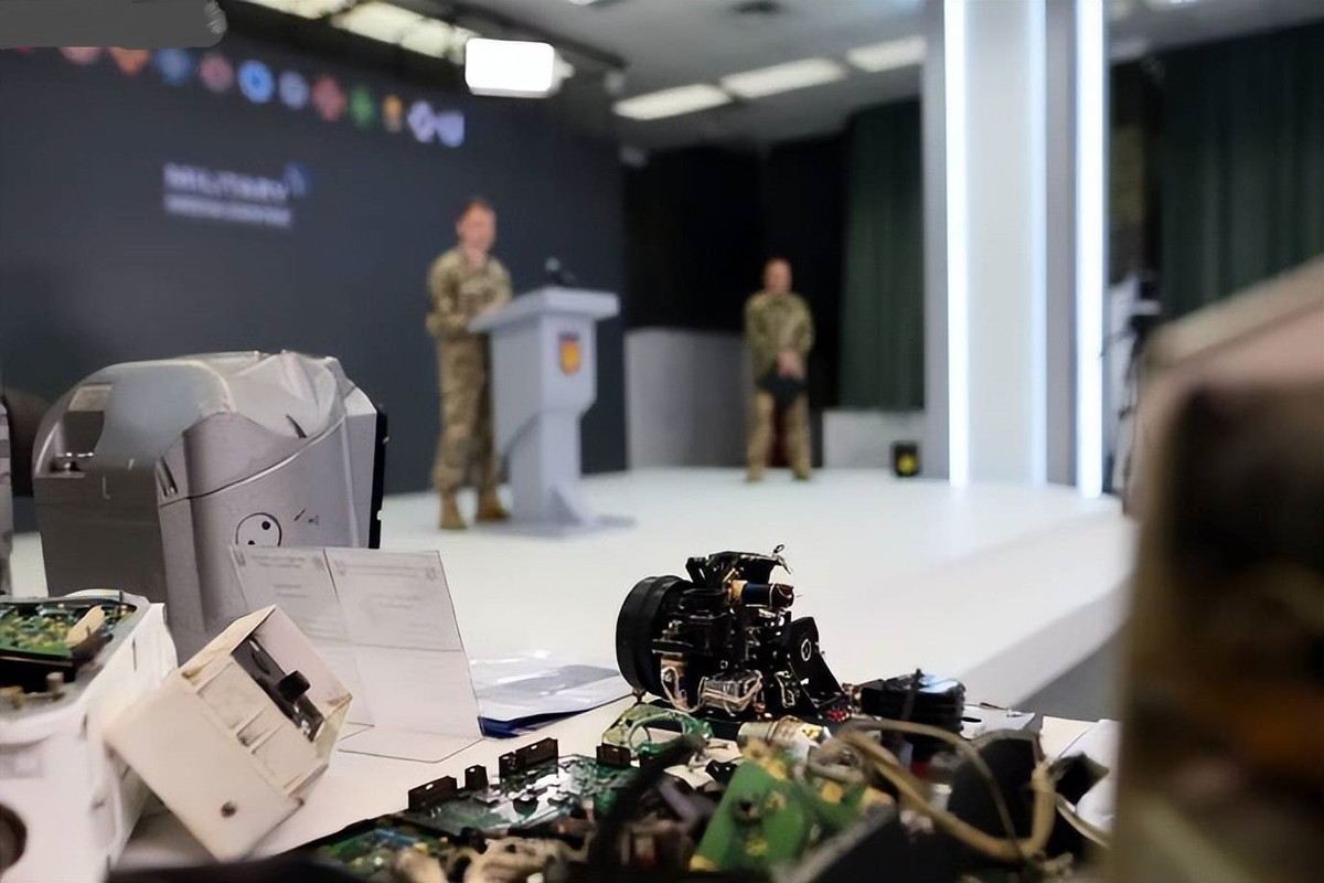 Giáp phản ứng nổ (ERA) Relikt lắp trên xe T-90M không có sự khác biệt cơ bản so với ERA Kontakt-5 thời Liên Xô; nhưng các nhà thiết kế Nga đã lắp thêm giáp phản ứng nổ cho T-90M, đồng thời nâng cao khả năng phòng thủ của nó.