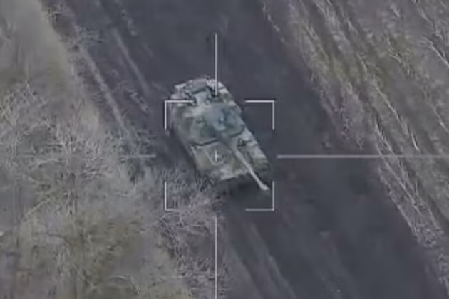 Trong những ngày gần đây, quân đội Nga đã tích cực sử dụng vũ khí chính xác cao tiến hành các cuộc tấn công, phá hủy 10 khẩu pháo tự hành (ACS) Krab của Ba Lan viện trợ cho Ukraine. Để xác nhận, các video đã được cung cấp, ghi lại kết quả của các cuộc tấn công bằng UAV tự sát. 