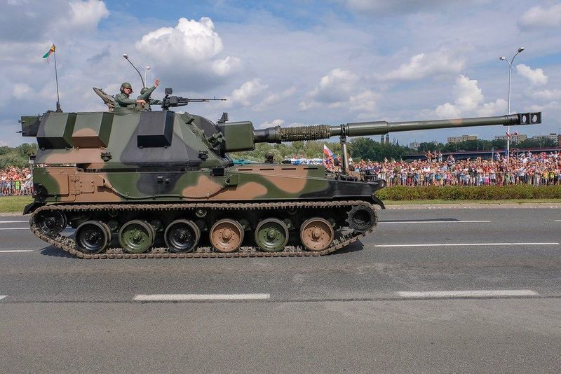 Do những ưu việt trên chiến trường, nên vào tháng 6 năm ngoái, có thông tin cho rằng, Quân đội Ukraine đã đặt hàng thêm 60 khẩu Krab với giá 700 triệu USD. Tuy nhiên, vẫn chưa rõ, liệu khẩu Krab nào trong số này, đã được chuyển giao cho Quân đội Ukraine hay chưa? 