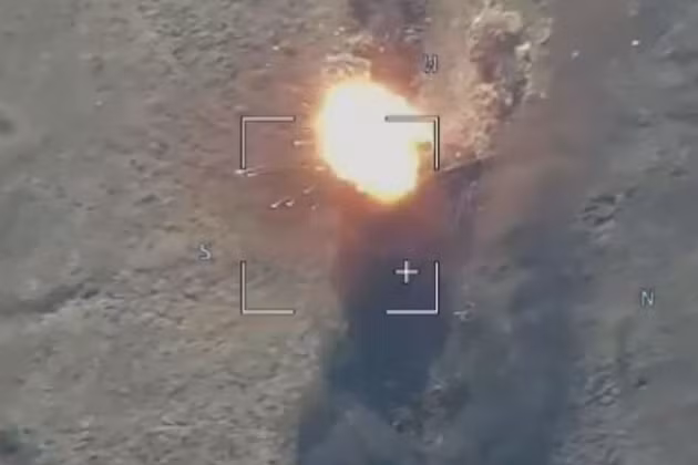 Trong khi đó, lính dù của sư đoàn Pskov 76 thuộc Lực lượng đổ bộ đường không Nga (VDV), đã sử dụng thành công máy bay không người lái (UAV) tự sát Lancet để phá hủy một loại pháo tự hành khác, có nguồn gốc NATO, trong một khu rừng gần Kremennaya. 