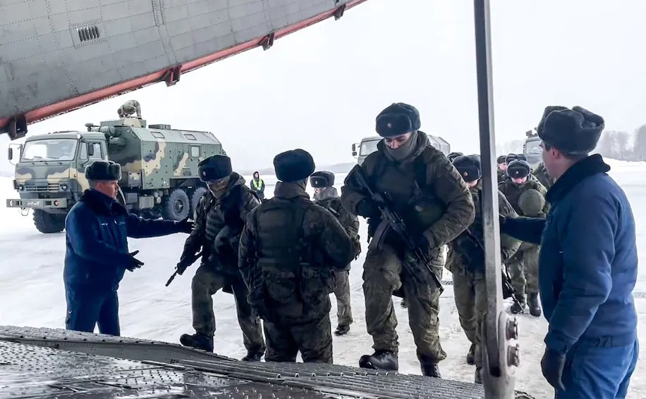 Như vậy chỉ có hơn 100 quân dù Nga, đã đánh bại lực lượng khủng bố chỉ trong một giờ với số lượng lớn gần chục lần và hoàn toàn kiểm soát sân bay quốc tế Almaty mà không chịu tổn thất nào. Như vậy có thể thấy khả năng tác chiến của lực lượng lính dù Nga tinh nhuệ như thế nào.