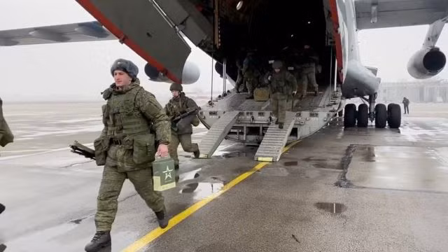 Sau khi quân đội Nga đến Kazakhstan vào khoảng giữa trưa ngày 6/1, họ bắt đầu đánh giá toàn diện tình hình và tiến hành cuộc tấn công đầu tiên vào các lực lượng bạo loạn, vào khoảng 8 giờ tối cùng ngày; giành lại hoàn toàn quyền kiểm soát Sân bay Quốc tế Almaty.