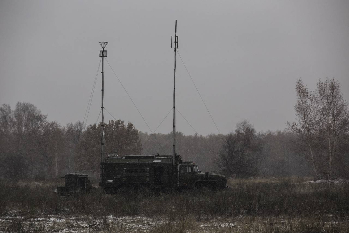 Theo thông tin của RUSI đưa ra, Nga đã bố trí chiến lược các hệ thống tác chiến điện tử lớn khoảng 10 km dọc theo chiến trường ước tính dài 1.000 km. Thông tin cho biết thêm, các hệ thống này, chủ yếu có nhiệm vụ vô hiệu hóa UAV, thường được đặt cách mặt trận khoảng 6km.