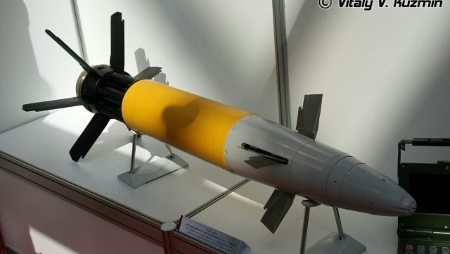 Ưu điểm của đạn pháo Krasnopol-M2 của Nga là không thể gây nhiễu bằng phương pháp tác chiến điện tử; hiện nay Nga đã sử dụng UAV mang thiết bị chiếu xạ laser, nên có thể tấn công các mục tiêu nằm sâu sau chiến tuyến, mà không cần các đài quan sát pháo binh mặt đất.