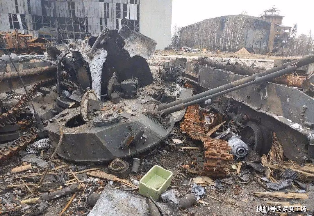 Trong những ngày đầu của cuộc chiến tại sân bay Gostomer, các sư đoàn lính dù hạng nặng của Nga đã tập trung tại sân bay, nhưng đã bị tấn công bởi pháo phản lực phóng loạt BM-21 của Lữ đoàn Vệ binh Quốc gia số 4, thuộc lực lượng dự bị của Quân đội Ukraine.