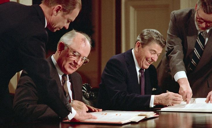 "Hiệp ước lực lượng hạt nhân tầm trung" được Liên Xô và Mỹ ký năm 1987 cấm hai nước sản xuất, sử dụng và tàng trữ tên lửa tầm trung có tầm bắn từ 1.000 đến 5.500 km và tên lửa đất liền tầm ngắn với tầm bắn từ 500 đến 1.000 km và tên lửa hành trình, dù mang đầu đạn thông thường hay đầu đạn hạt nhân.