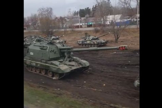 Trong bối cảnh tình hình leo thang ở Donbass, hàng trăm xe tăng Nga được nhìn thấy đang tiến về biên giới Ukraine - Nga. Các video được đăng tải tích cực trên mạng xã hội, trong khi các nguồn tin ghi nhận hoạt động bất thường của quân đội Nga tại một số khu vực cùng một lúc.