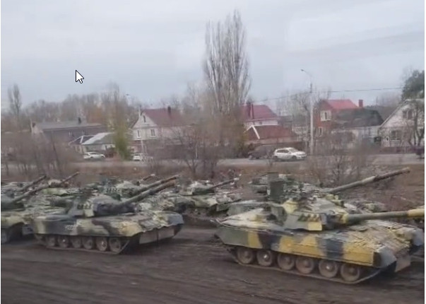 Trước đó Bộ Quốc phòng Nga đã thông báo, việc di chuyển số vũ khí, khí tài giữa các cơ sở quân sự của nước này là hoạt động bình thường. Ngoài các xe tăng T-72B2 và T-72B3 xuất hiện trong video, các chuyên gia chú ý đến các hệ thống tác chiến điện tử, pháo tự hành, bệ phóng tên lửa v.v.