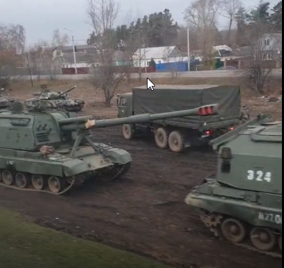 Đến lượt mình, Nga phủ nhận mọi ý định can thiệp vào cuộc xung đột ở Donbass, mặc dù có một số rủi ro nhất định, nếu quân đội Ukraine bắt đầu tấn công các vị trí của các nước cộng hòa tự xưng ở Donbass, thì sẽ có mối đe dọa đối với lãnh thổ Nga.