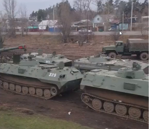 Trong đoạn video được giới thiệu, người xem có thể thấy quá trình di chuyển thiết bị quân sự của Nga, được cho là về phía biên giới Ukraine. Tuy nhiên, không có bình luận chính thức nào về việc này từ Bộ Quốc phòng Nga.