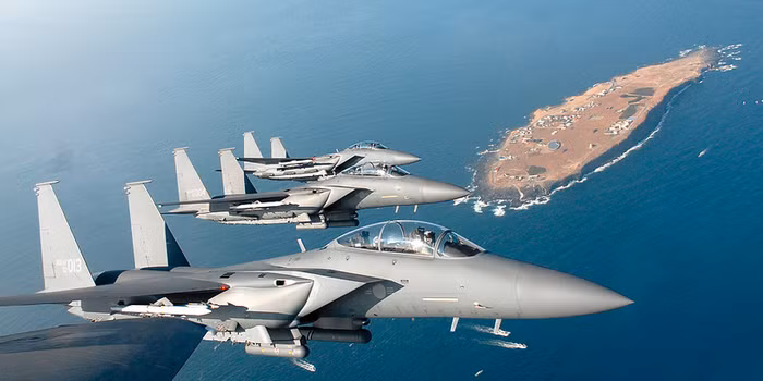 Mong muốn tăng cường khả năng phòng không của Malaysia đã có thêm động lực bởi sự xâm nhập công khai của 16 máy bay Trung Quốc tới một bãi cạn đang tranh chấp ở Biển Đông vào cuối tháng 5/2021. Các máy bay phản lực của Trung Quốc đã tiếp cận trong vòng 60 dặm tính từ bờ biển của Malaysia và khiến RMAF phải huy động máy bay Hawk 108 để đáp trả.