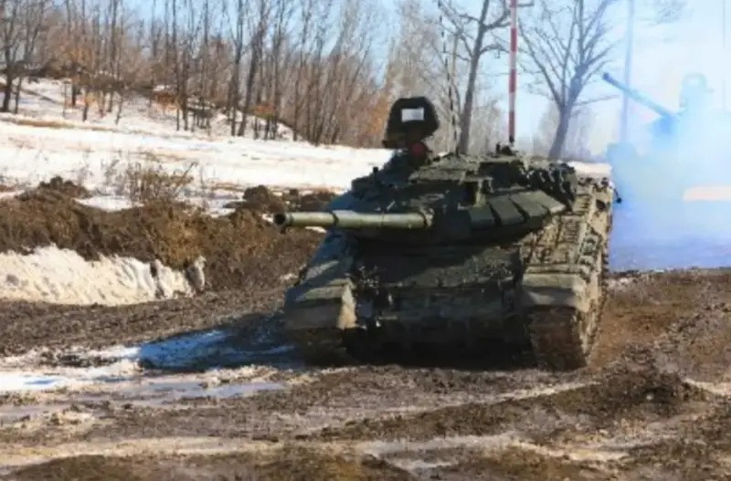 RFAF thường sử dụng chiến thuật, dùng lực lượng thiết giáp và xe tăng làm tiên phong, bộ binh cơ giới tiến phía sau để ổn định tiền tuyến, UAV trinh sát chỉ điểm cho các cụm không quân chiến thuật và pháo binh để tấn công. Hệ thống tác chiến điện tử được sử dụng để can thiệp vào tín hiệu liên lạc vệ tinh của AFU.