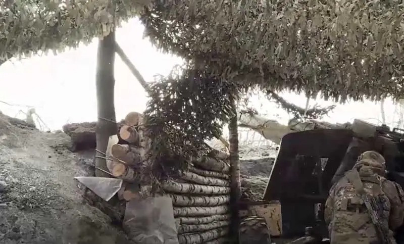 Nhưng nhìn chung, AFU vẫn chủ yếu ở thế phòng thủ, chờ thời cơ thích hợp để phản công chiến thuật. Chỉ huy Cụm quân Donbass của AFU, tướng Mykhailo Drapatyi, phản đối phòng thủ đơn thuần và ủng hộ phòng ngự tích cực. Trong phòng thủ, phải có phản công, bám sát thế phòng thủ và cố gắng giành thế chủ động trên chiến trường. 