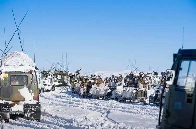 Dọc quốc lộ 0506, quân Nga bắt đầu đợt tấn công mới. Cùng lúc đó, ở phía đông làng Ivanivske, khu vực giữa quốc lộ 0504 và Klishchiivka, quân Nga cũng mở cuộc tấn công ba mũi, nhằm đánh chiếm vị trí của quân Ukraine. Tuy nhiên, hiện tại không có trận đánh nào diễn ra xung quanh điểm cao 215 và làng Andrevka.