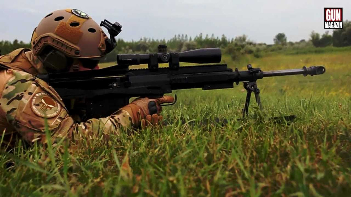 Ngoài ra, đối với các thiết bị và phụ kiện kèm theo, mặt trên của súng cũng có thêm ray dẫn hướng. Điều này giúp người sử dụng có thêm nhiều lựa chọn trang bị thêm các thiết bị hỗ trợ khi chiến đấu.