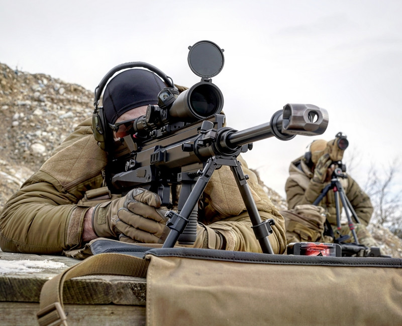 Súng được thiết kế theo kiểu bullpup và chỉ có thể được sử dụng bằng tay phải. Nó hiện đang được sử dụng bởi lực lượng vũ trang Hungary, một số tổ chức quân sự và an ninh cho các mục đích thương mại hoặc dân sự.