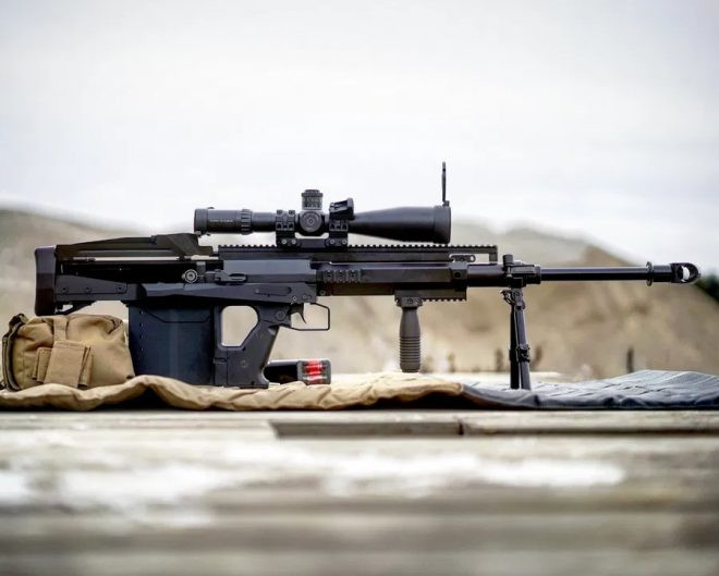 Đạn được nạp từ các hộp nhựa có thể tháo rời khỏi hộp tiếp đạn. Đèn chiếu sáng có thể được gắn trên cả thiết bị ngắm quang học và cơ học. Đương nhiên khẩu súng này cũng có một thanh ray Picatinny, để có thể tích hợp các phụ kiện hỗ trợ.