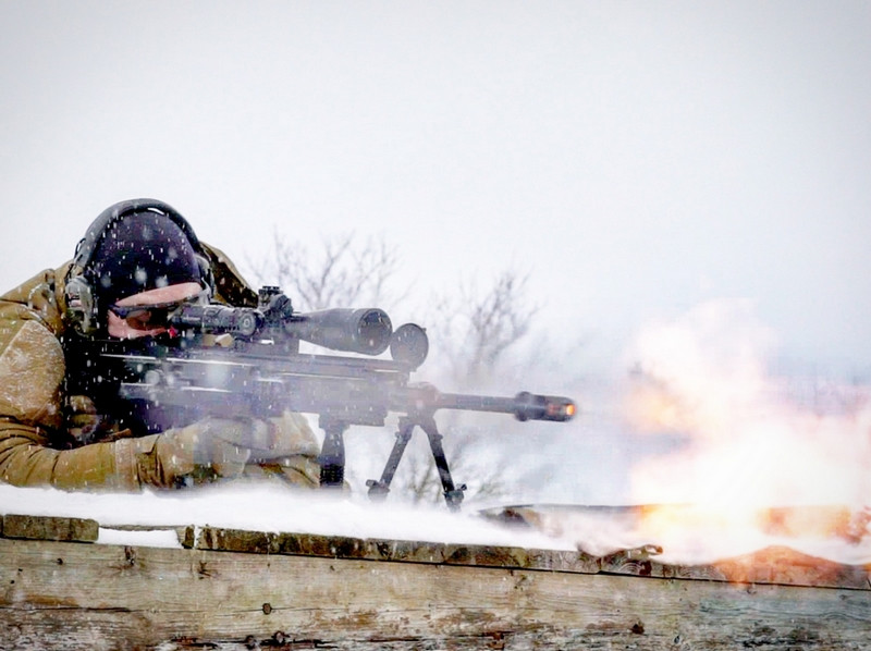Khẩu súng trường này nhỏ gọn và được đánh giá là nhẹ so với một khẩu súng bắn tỉa cỡ nòng lớn như vậy. Súng sử dụng nguyên tắc hoạt động tự động với độ giật nòng thấp. Và việc sử dụng thiết bị giảm giật ở đầu nòng hiệu quả làm giảm đáng kể độ giật mà người bắn cảm thấy khi bắn.