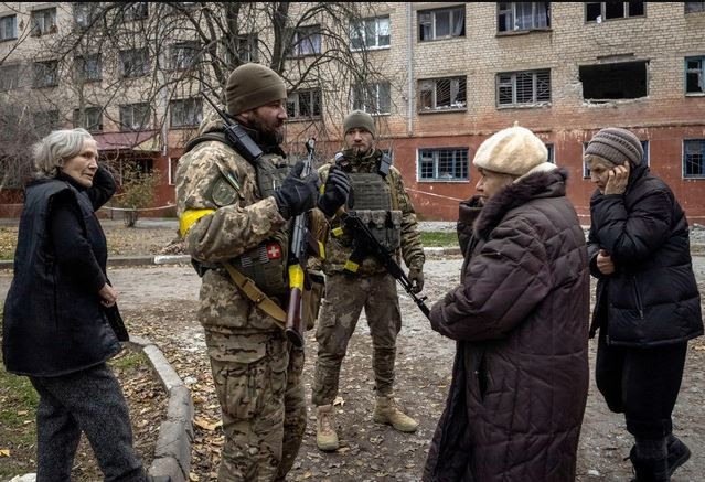 Vào giữa tháng này, Ukraine đã ra lệnh sơ tán dân thường ở khu vực thành phố Kherson, mà họ tái chiếm hồi tháng 11 năm ngoái. Điều này có thể đồng nghĩa với việc quân đội Ukraine đang chuẩn bị mở một cuộc tấn công quy mô lớn hơn nhằm chiếm đóng khu vực Kherson, trước khi mùa đông đến.