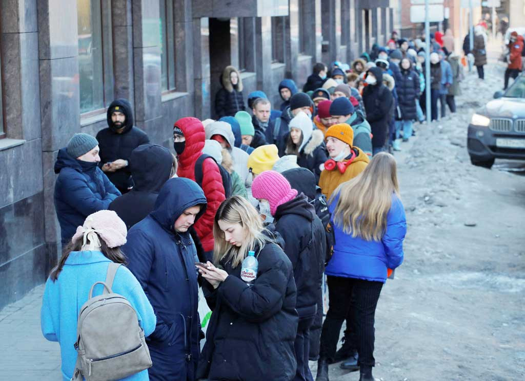 Theo lẽ thường, nền kinh tế Nga càng bị ảnh hưởng bởi bao vây, cấm vận, thì càng cần ngoại tệ; nhưng Putin lại đi ngược lại, Moscow không cần USD và euro, mà Nga chỉ cần đồng rúp. Bộ trưởng Kinh tế Đức Robert Harbeck đã cáo buộc Nga vi phạm hợp đồng, và Đức sẽ thảo luận với các đối tác châu Âu "phản ứng như thế nào".