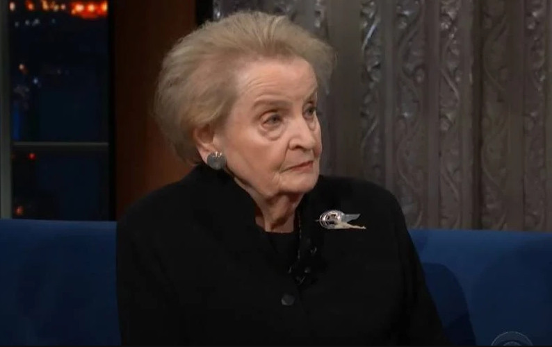 Và theo thông tin mới nhất, bà Madeleine Albright, nữ ngoại trưởng đầu tiên trong lịch sử của Mỹ đã qua đời. Khi còn đương chức, chính bà Albright là nhân tố quan trọng thúc đẩy sự mở rộng NATO về phía đông, mặc dù lúc đó Tổng thống Nga là ông Yeltsin phản đối mạnh mẽ, nhưng sự phản đối này không hiệu quả.