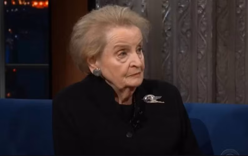 Và theo thông tin mới nhất, bà Madeleine Albright, nữ ngoại trưởng đầu tiên trong lịch sử của Mỹ đã qua đời. Khi còn đương chức, chính bà Albright là nhân tố quan trọng thúc đẩy sự mở rộng NATO về phía đông, mặc dù lúc đó Tổng thống Nga là ông Yeltsin phản đối mạnh mẽ, nhưng sự phản đối này không hiệu quả.