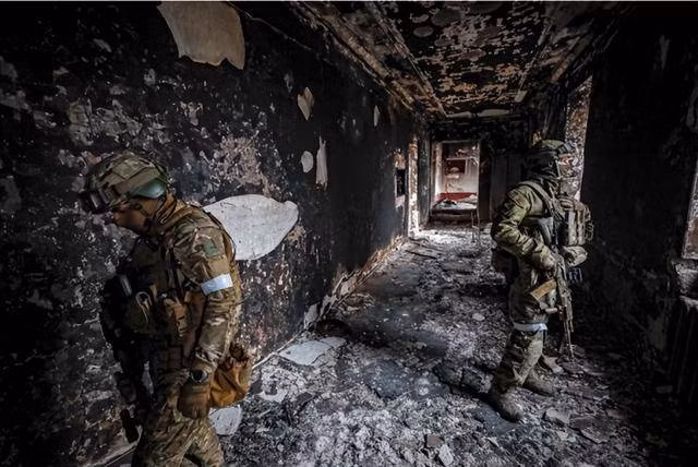 Cùng lúc đó với việc Lữ đoàn 53 rút lui mà chưa có quân thay, đã khiến bên sườn của Lữ đoàn 110 gần đó phải hứng chịu hỏa lực của Nga; buộc Lữ đoàn 110 cũng buộc phải rút lui, bỏ tuyến phòng thủ phía bắc Khu công nghiệp.